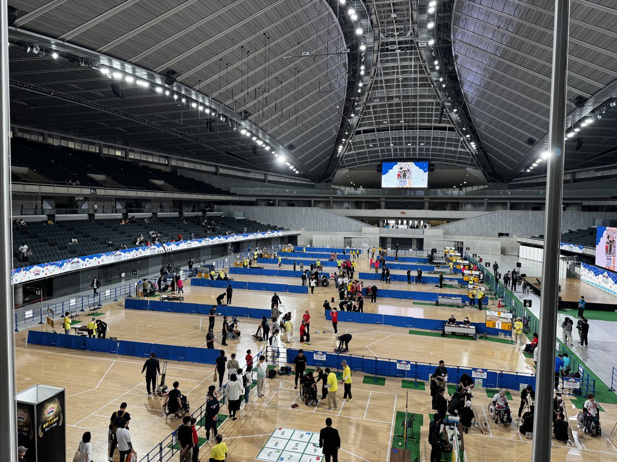 東京体育館のアリーナに、ボッチャのコートがずらりと並んでいる