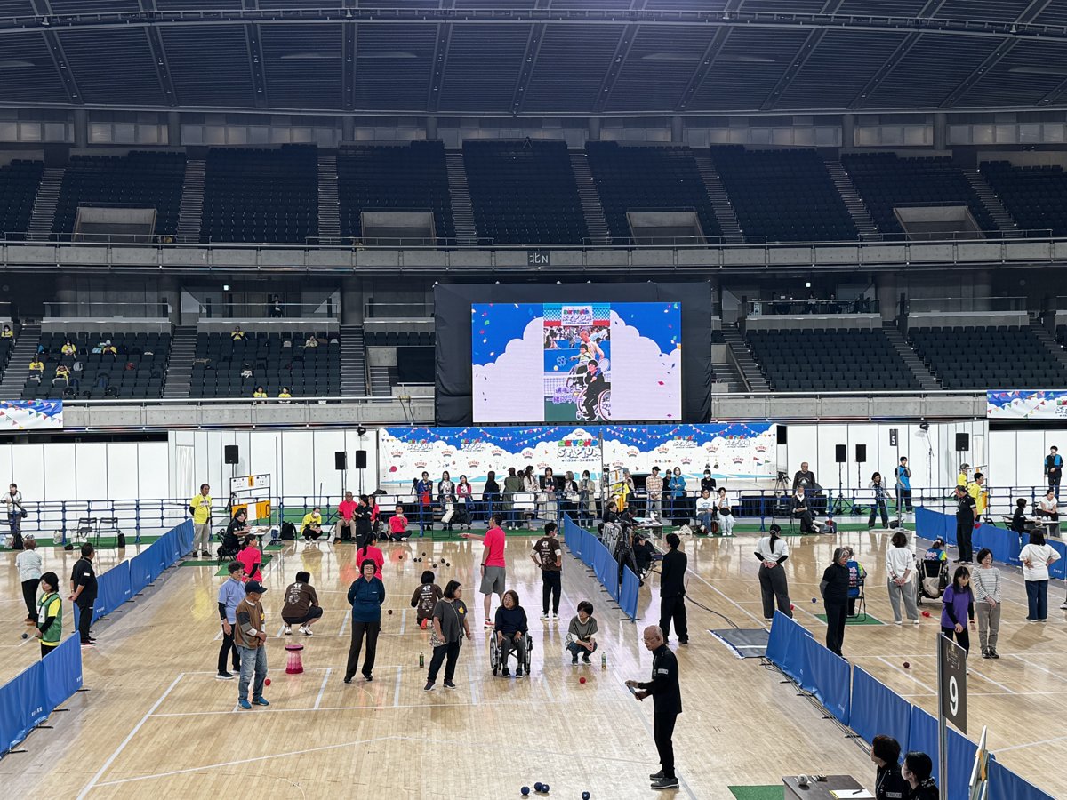 大型ビジョンの前のコートで、選手たちがボールの行方を見守っている